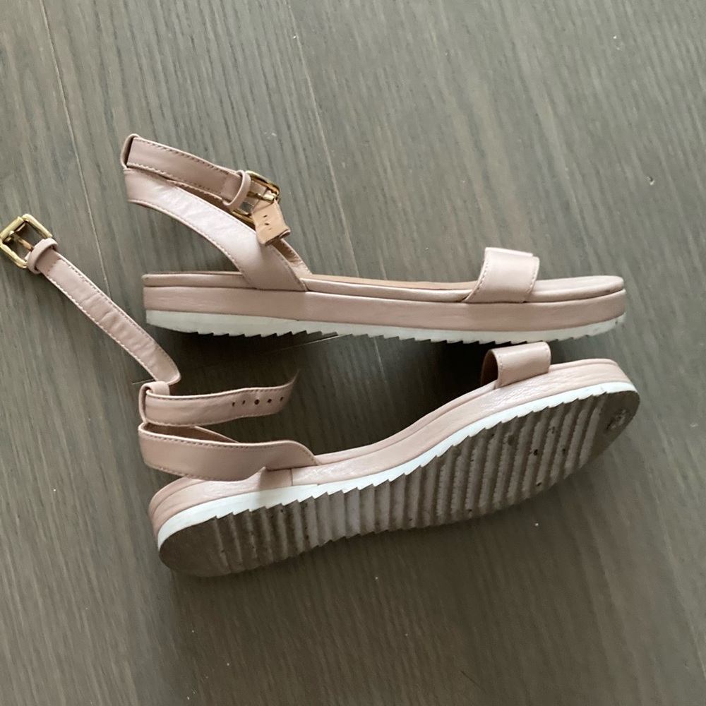 Eloise sandals in light pink.